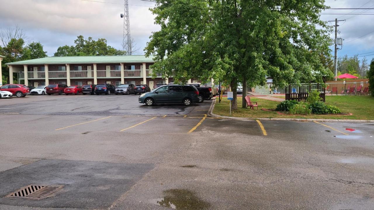 Quality Inn & Suites 1000 Islands Gananoque Exterior foto