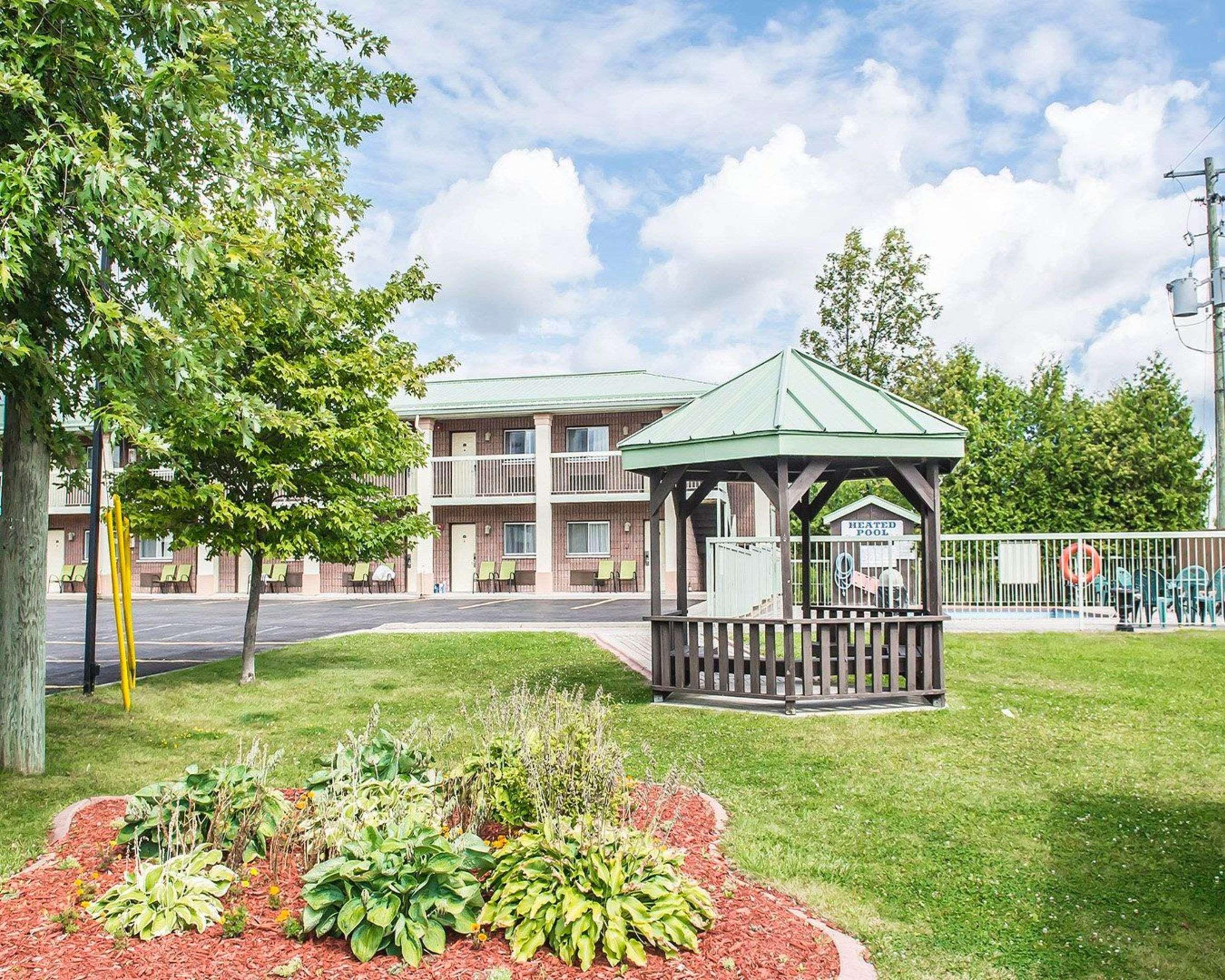 Quality Inn & Suites 1000 Islands Gananoque Exterior foto